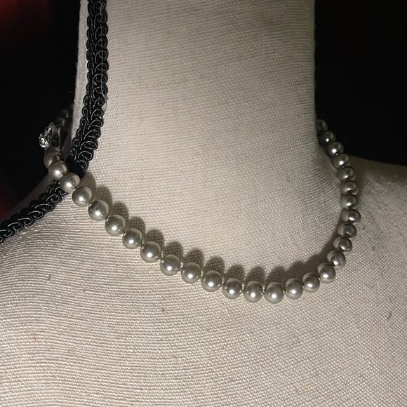 Faux Light Grey Pearl Chocker Necklace With Rhinestone Flower Clasp - Picture 1 of 4
